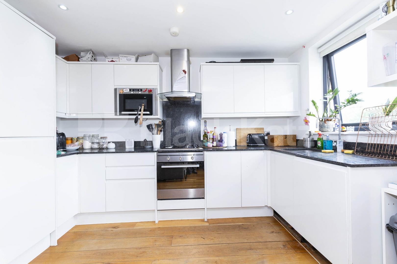 Modern & stylish 2 bedroom property located close to a Piccadilly Line Dunbar Road, Wood Green 